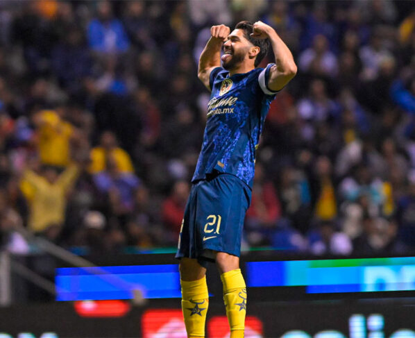 Henry Martín sonriente durante entrenamiento con el América
