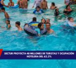 Familias disfrutando vacaciones en playa mexicana durante el verano 2025
