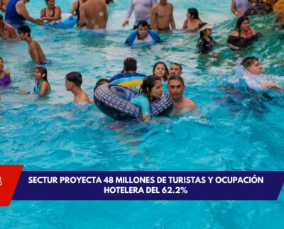 Familias disfrutando vacaciones en playa mexicana durante el verano 2025