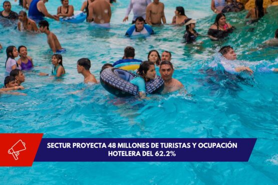 Familias disfrutando vacaciones en playa mexicana durante el verano 2025