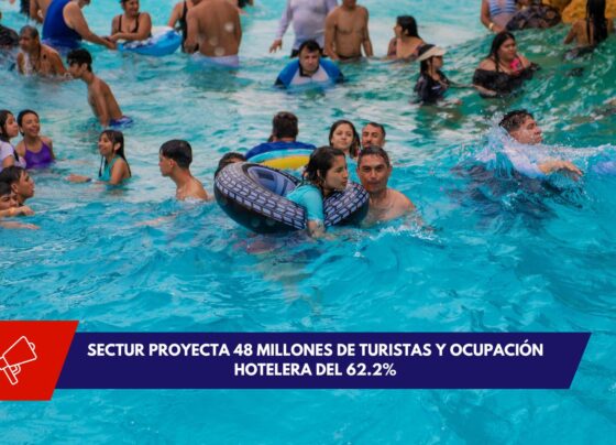 Familias disfrutando vacaciones en playa mexicana durante el verano 2025
