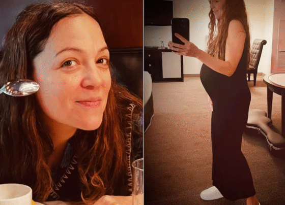 Natalia Lafourcade mostrando su embarazo de 5 meses durante su gira musical