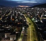 Ciclovía de Pachuca con luminarias LED encendidas por la noche.