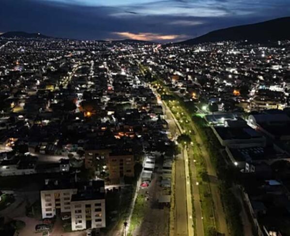 Ciclovía de Pachuca con luminarias LED encendidas por la noche.