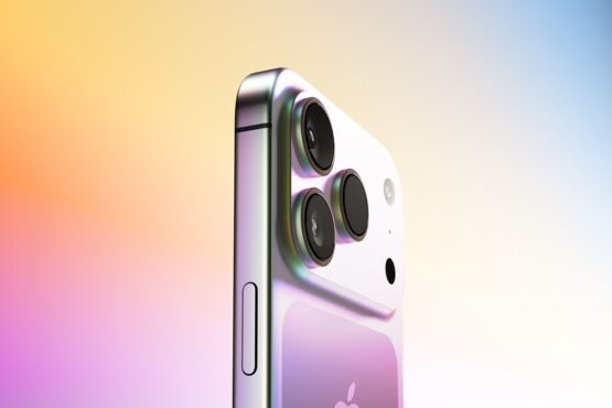 Maqueta de un iPhone 17 Pro de color naranja, mostrando el nuevo diseño de cámara trasera.