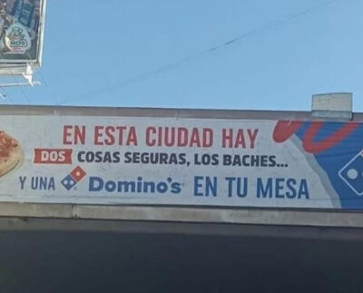 Logotipo de Domino's Pizza en la fachada de un establecimiento.