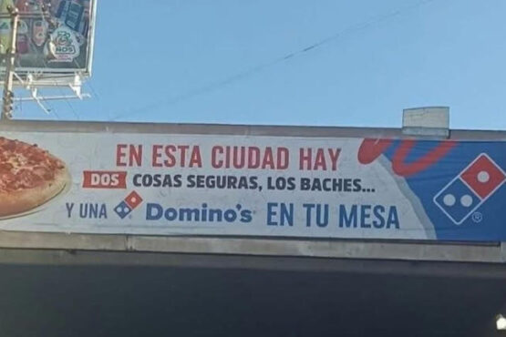 Logotipo de Domino's Pizza en la fachada de un establecimiento.