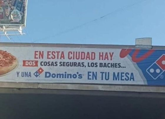 Logotipo de Domino's Pizza en la fachada de un establecimiento.