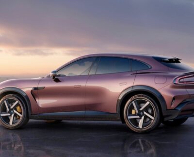 Primer plano del diseño frontal del Xiaomi YU7, un SUV eléctrico con un diseño moderno.