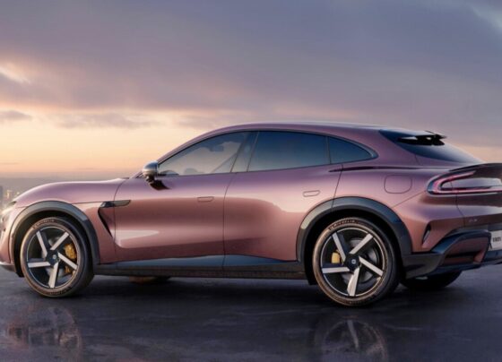 Primer plano del diseño frontal del Xiaomi YU7, un SUV eléctrico con un diseño moderno.