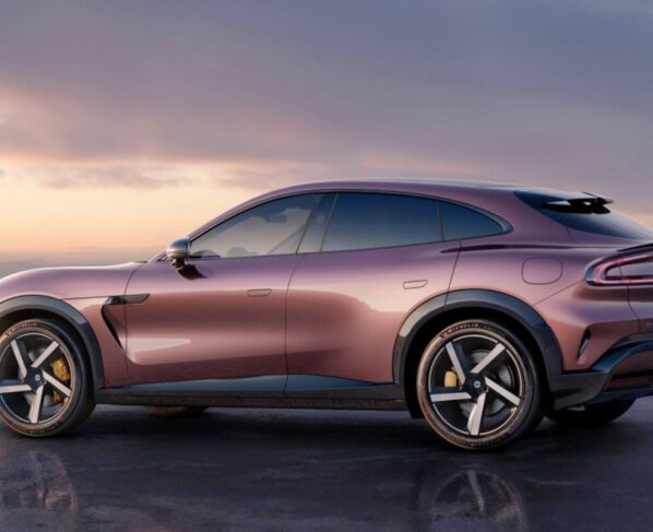 Primer plano del diseño frontal del Xiaomi YU7, un SUV eléctrico con un diseño moderno.