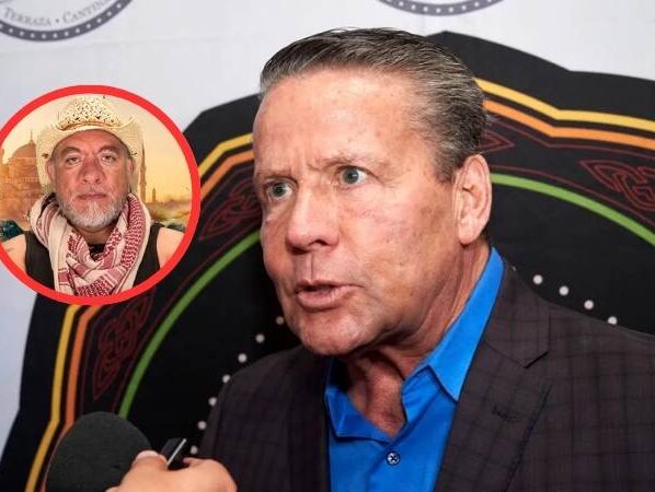 Fotografía de Alfredo Adame y Carlos Trejo enfrentados en una conferencia de prensa.