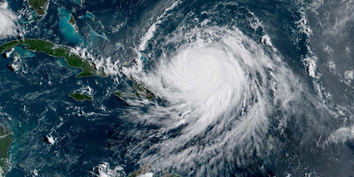 Gráfico satelital que muestra la trayectoria del huracán Erin sobre el Océano Atlántico.
