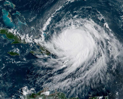 Gráfico satelital que muestra la trayectoria del huracán Erin sobre el Océano Atlántico.
