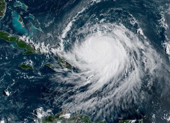 Gráfico satelital que muestra la trayectoria del huracán Erin sobre el Océano Atlántico.