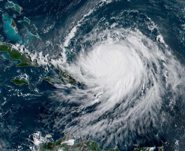 Gráfico satelital que muestra la trayectoria del huracán Erin sobre el Océano Atlántico.