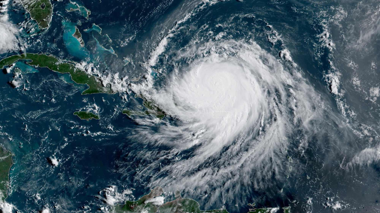 Huracán Erin se debilita a categoría 2, pero se espera que recupere fuerza; se acerca a la costa este de EE. UU.