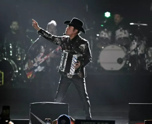 Jorge Hernández, vocalista de Los Tigres del Norte, tocando su acordeón en un concierto.