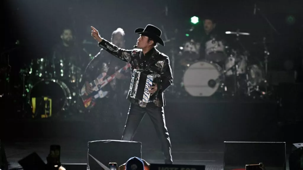 Viral: El vocalista de Los Tigres del Norte sufre caída en el escenario de la Fenapo y sigue cantando