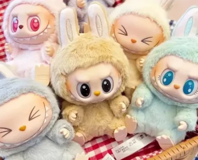 Comparación de un muñeco Labubu original y una versión falsificada.