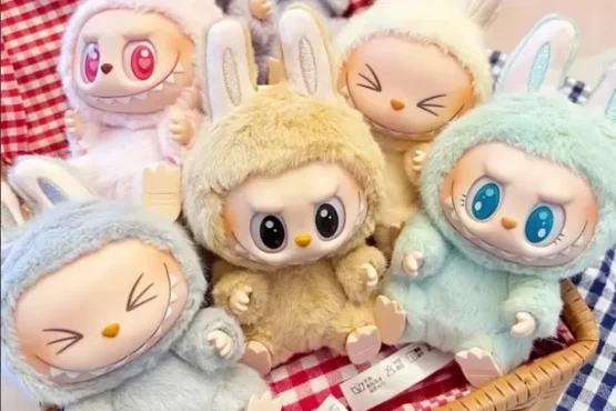 Comparación de un muñeco Labubu original y una versión falsificada.