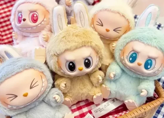 Comparación de un muñeco Labubu original y una versión falsificada.