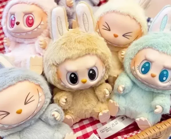 Comparación de un muñeco Labubu original y una versión falsificada.