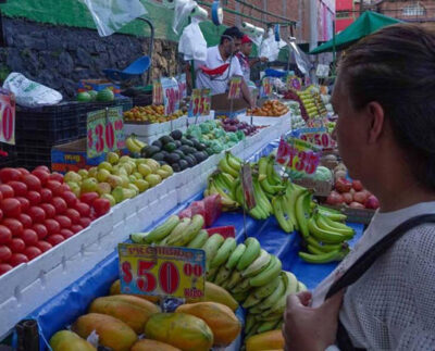 Ama de casa comprando en mercado