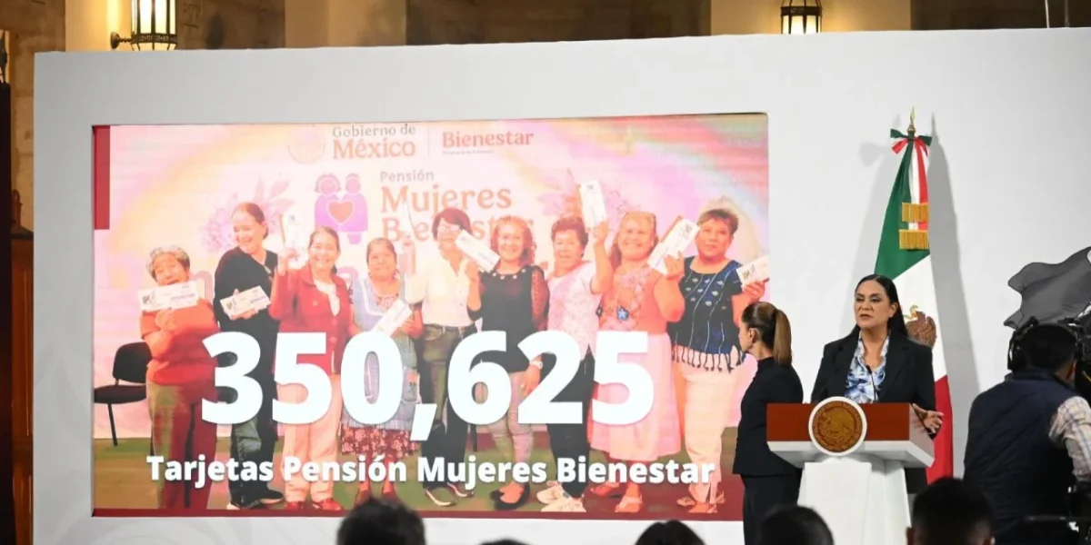 La secretaria de Bienestar, Ariadna Montiel, sosteniendo una tarjeta del Banco del Bienestar