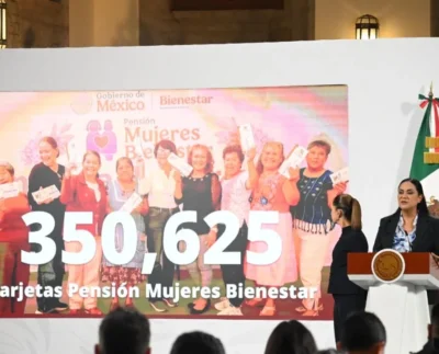 La secretaria de Bienestar, Ariadna Montiel, sosteniendo una tarjeta del Banco del Bienestar