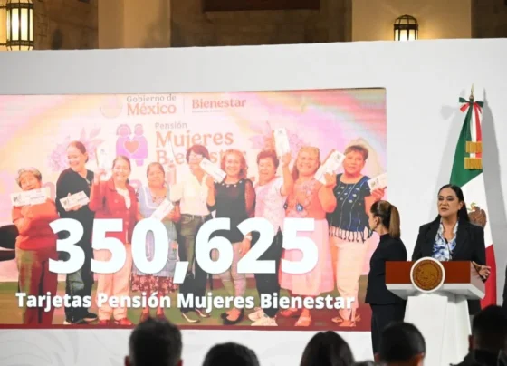 La secretaria de Bienestar, Ariadna Montiel, sosteniendo una tarjeta del Banco del Bienestar