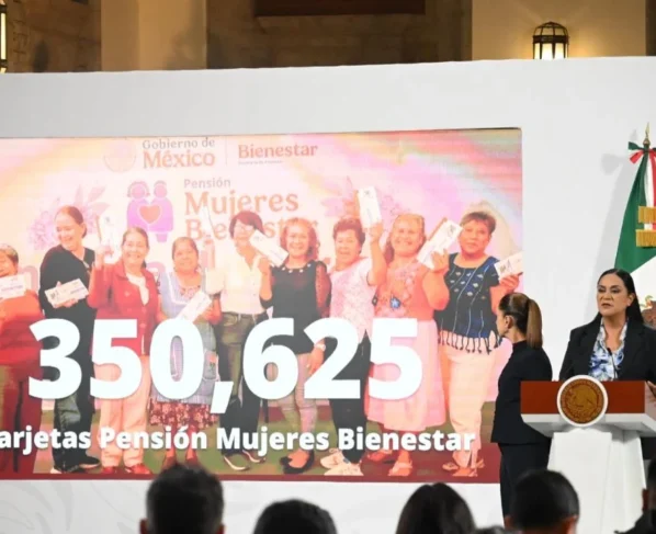 La secretaria de Bienestar, Ariadna Montiel, sosteniendo una tarjeta del Banco del Bienestar