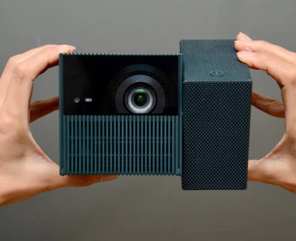 Así es el TCL PlayCube, el proyector cúbico de TCL pensado para cine portátil y streaming