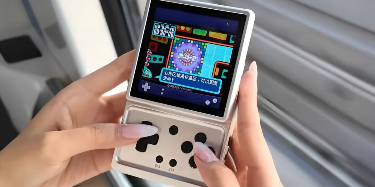 Anbernic lanza consola portátil cuadrada para mejorar la experiencia retro