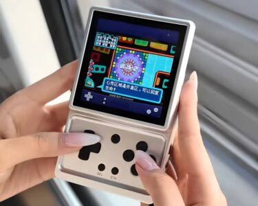 Anbernic lanza consola portátil cuadrada para mejorar la experiencia retro