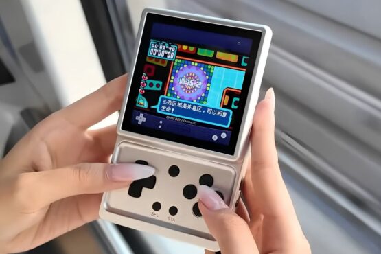 Anbernic lanza consola portátil cuadrada para mejorar la experiencia retro