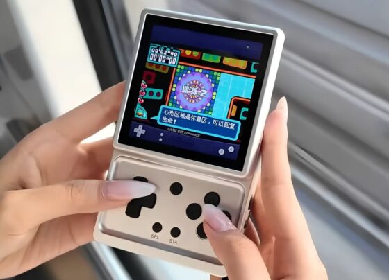 Anbernic lanza consola portátil cuadrada para mejorar la experiencia retro