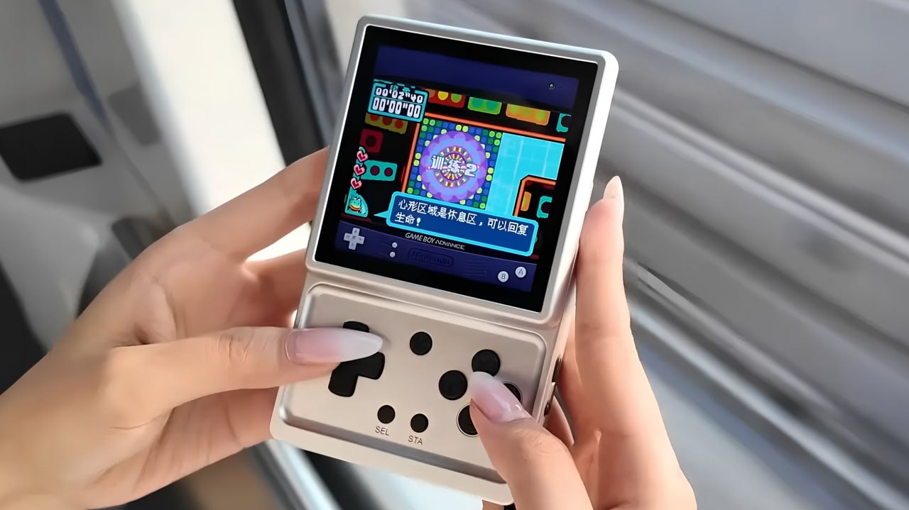 Así es la nueva consola de Anbernic con pantalla cuadrada pensada para emulación